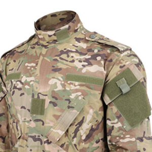 poches de poitrine et de bras en combinaison militaire multicam