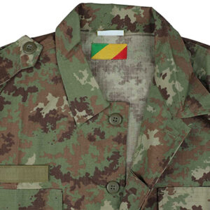 col de revers de l'uniforme camouflage de l'armée