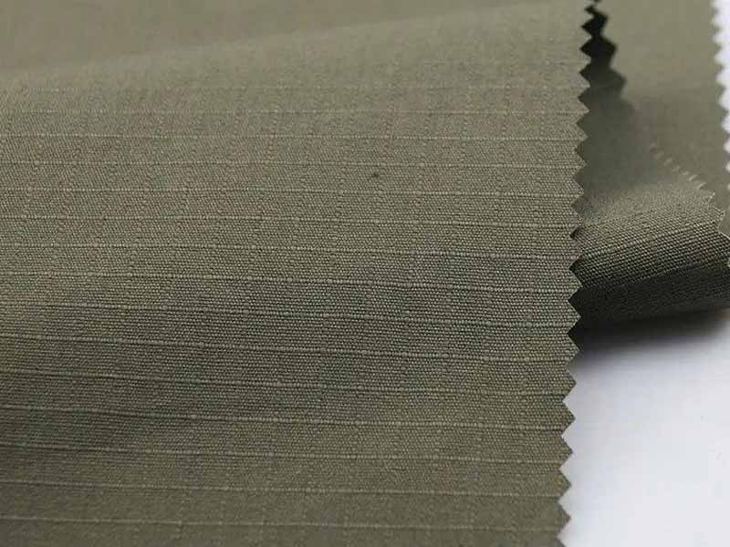 Échantillons de tissu en polyester et coton destinés aux uniformes militaires